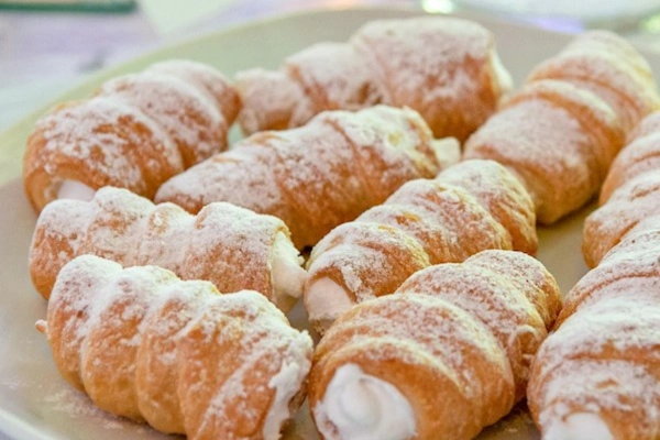 Schaumrollen Recipe: Flaky Austrian Cream Horns